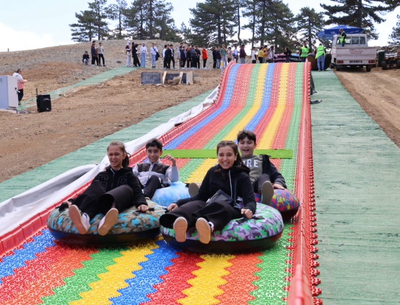 GEDİZLİ ÖĞRENCİLER TÜRKİYE’NİN EN UZUN RENKLİ KAYDIRAĞINDA UNUTULMAZ BİR GÜN GEÇİRDİ