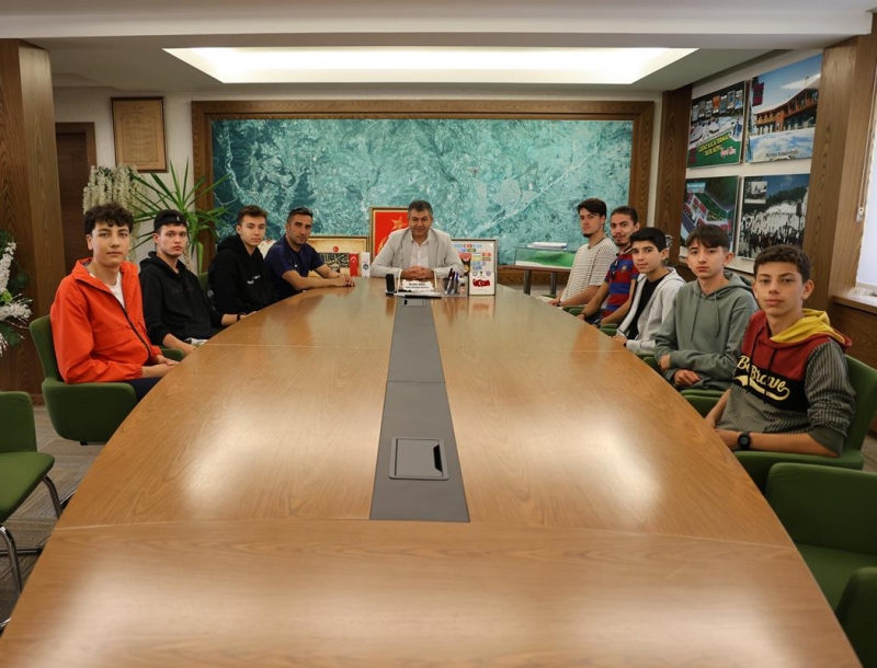 ATLETİZM SPORCULARINDAN GEDİZ BELEDİYE BAŞKANI NECDET AKEL’E ZİYARET