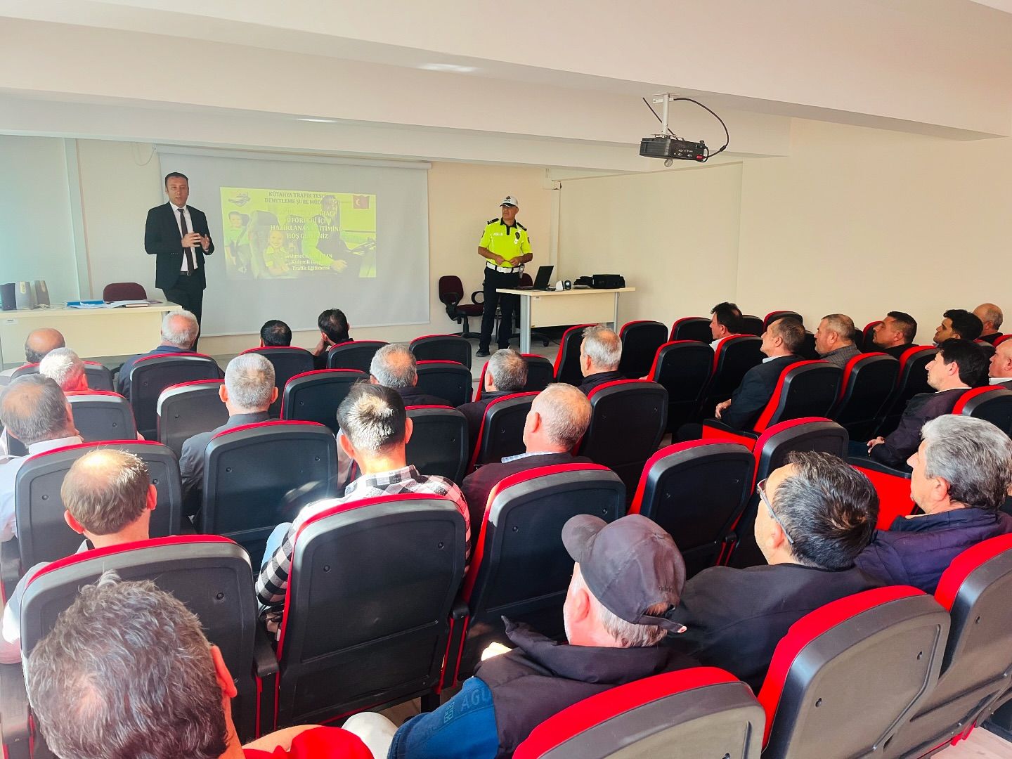 GEDİZ’DE OKUL SERVİS ŞOFÖRLERİ VE REHBER PERSONELİNE EĞİTİM SEMİNERİ DÜZENLENDİ