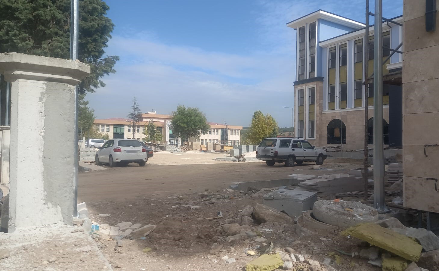 GEDİZ PAZARINDA TRAFİK KARMAŞASI