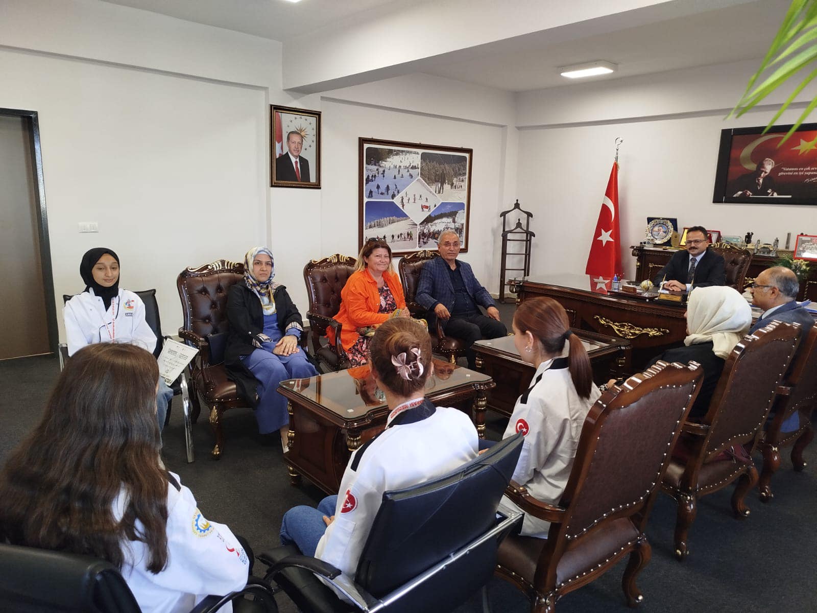 KAYMAKAM HAKAN ALKAN’DAN GASTRO AFYON’DA MADALYA KAZANAN ÖĞRENCİLERE TEBRİK