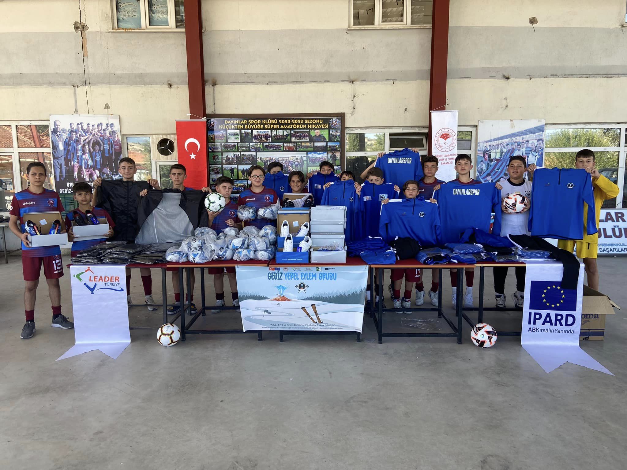 GEDİZ YEREL EYLEM GRUBU’NDAN DAYINLARSPOR’A MALZEME DESTEĞİ