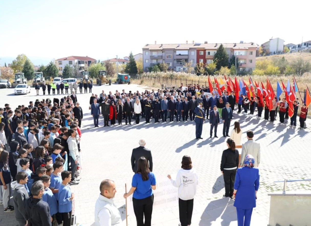 GEDİZ’DE 29 EKİM ÇELENK KOYMA TÖRENİ