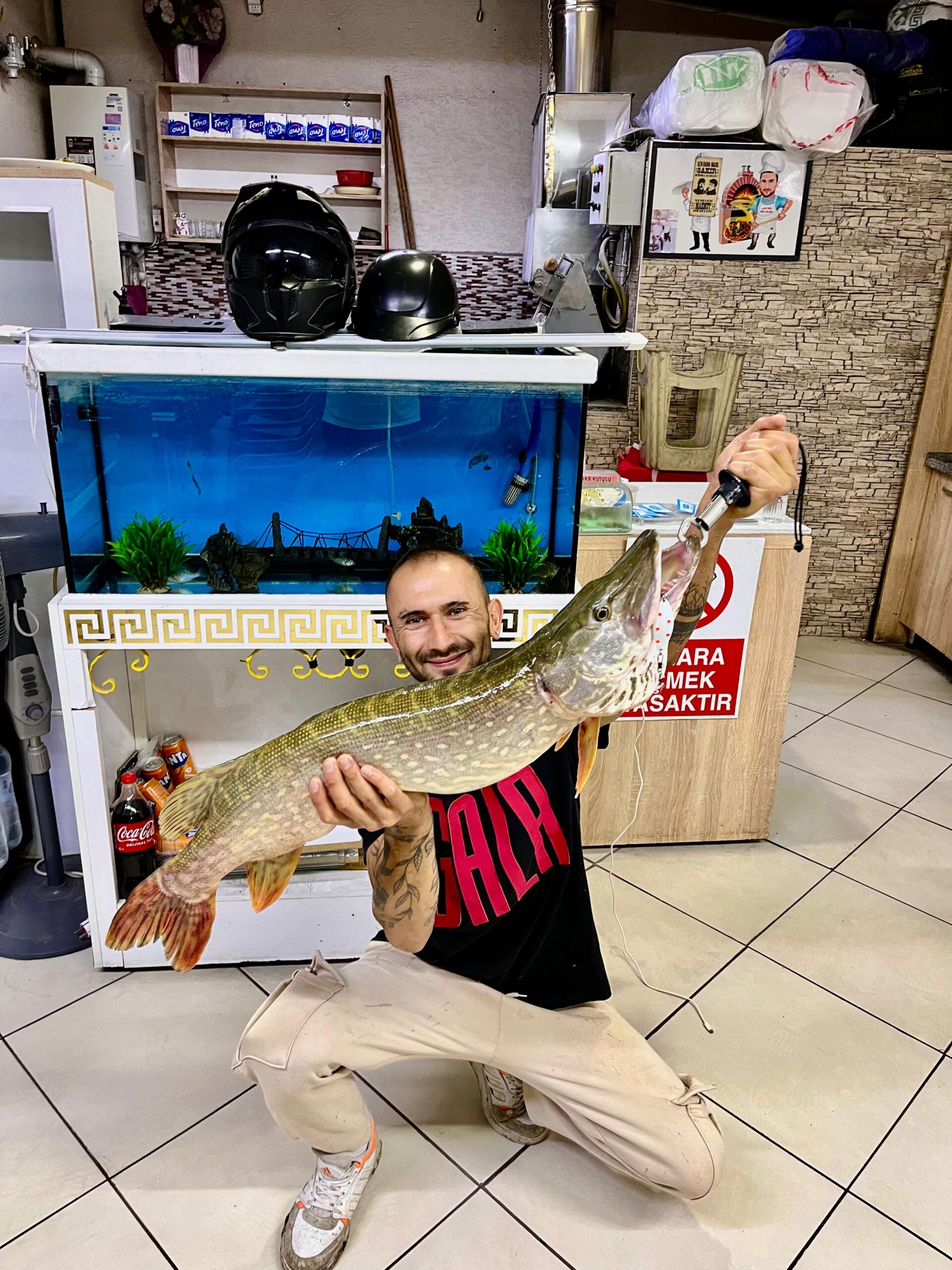 GEDİZ GÖLETİNDEN REKOR BÜYÜKLÜKTE TURNA BALIĞI AVLADI