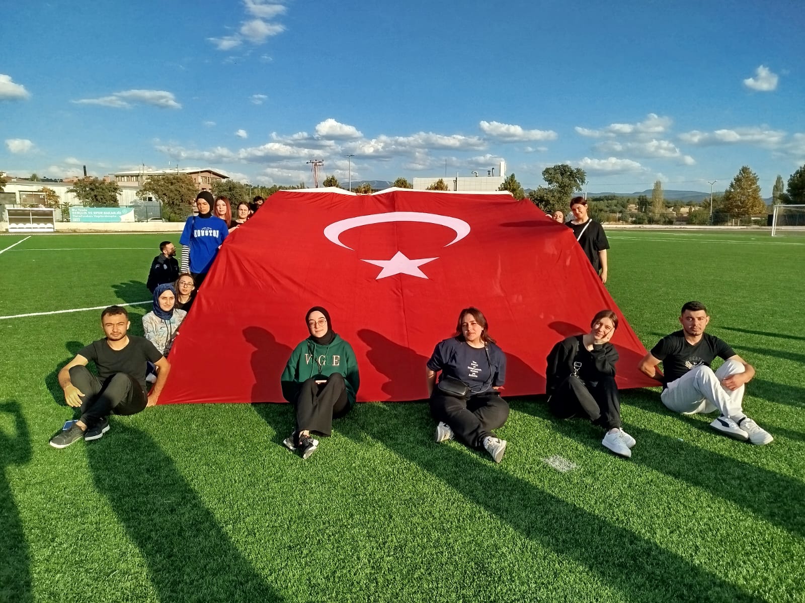 GEDİZ’DE AMATÖR SPOR HAFTASI COŞKUYLA KUTLANIYOR: GENÇLER SPOR İÇİN YÜRÜDÜ