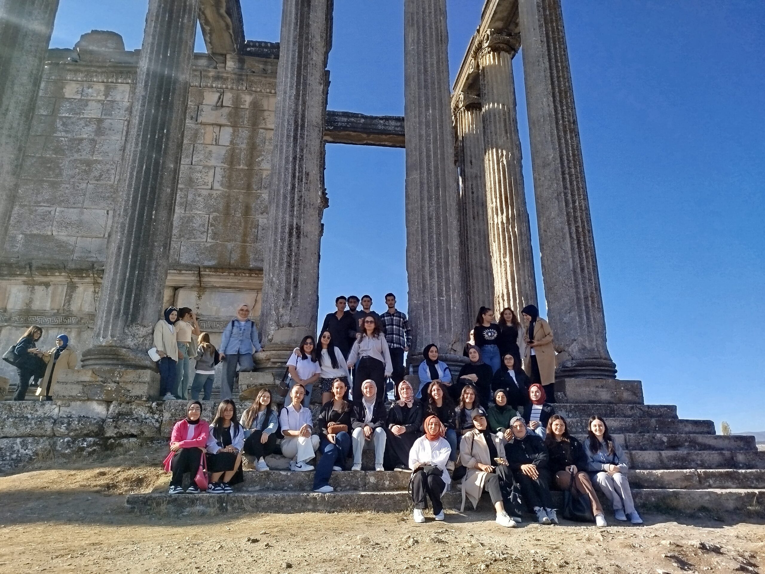 GEDİZLİ ÜNİVERSİTE ÖĞRENCİLERİ AİZANOİ’Yİ KEŞFETTİ