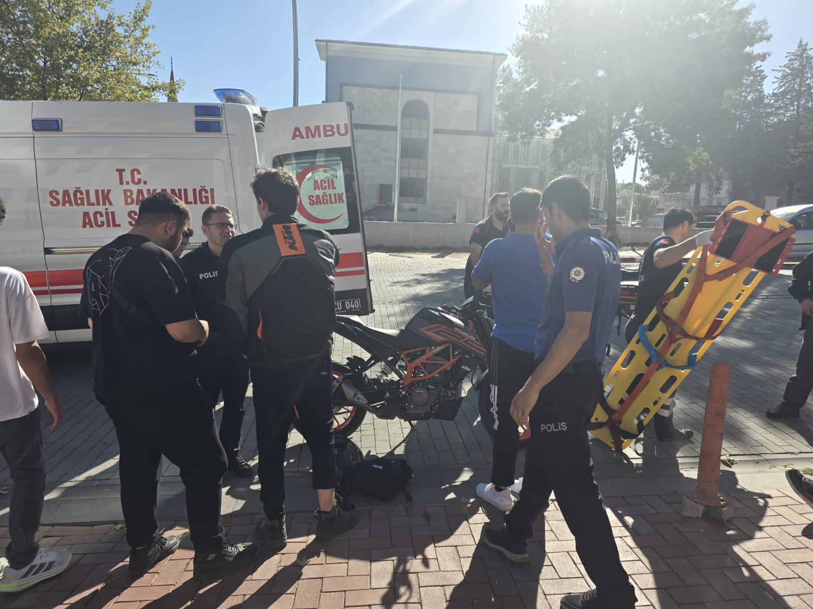 GEDİZ’DE MOTOSİKLET YAYAYA ÇARPTI