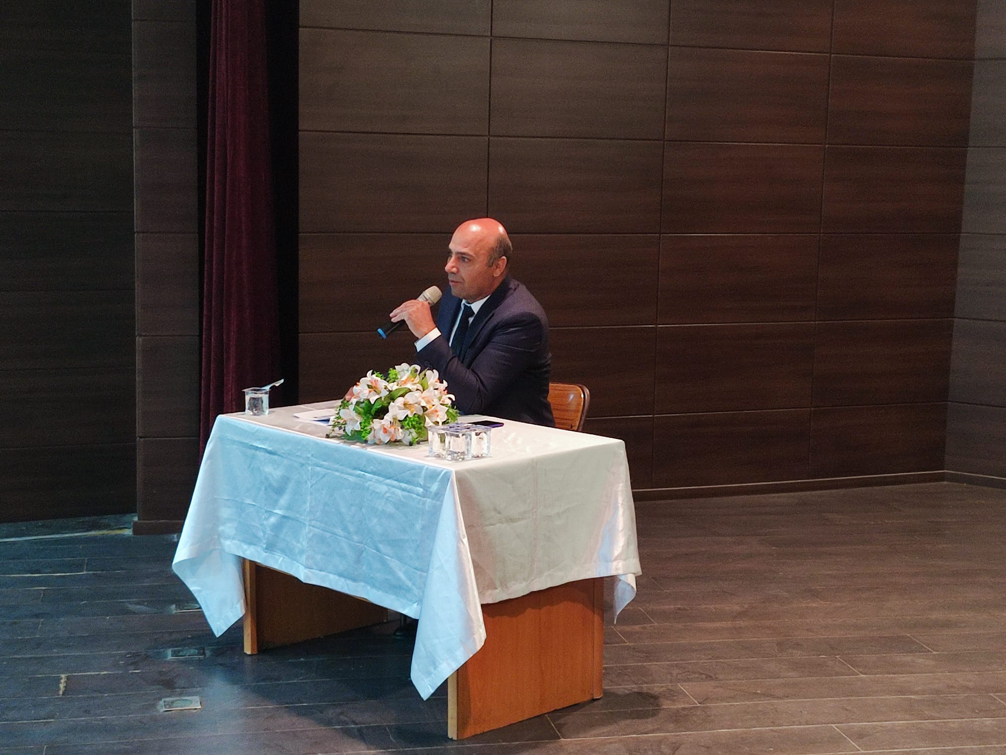 GEDİZ ÇELTİKÇİ KÖYÜNDE ŞEHİTLERİ ANMA PROGRAMI  Kütahya’nın Gediz ilçesinde 24 Ekim 1920 tarihinde Gediz Çeltikçi Köyündeki muharebeler esnasında şehadet mertebesine ulaşan vatandaşlarımız adına anma programı düzenlendi. Çeltikçi Köyü Şehitleri Anıtı’nda düzenlenen törene; Gediz Belediye Başkanı Necdet Akel, İl Kültür ve Turizm Müdürü Zekeriya Ünal, MHP İlçe Başkanı Fatih Aydın, Yeniden Refah Partisi İlçe Başkanı Selim Çaylak, Cevizdere Şehitleri Gazileri Tanıtım ve Araştırma Derneği Başkanı Adem Öztürk, Çeltikçi Köyü Muhtarı İbrahim Gündüz ve vatandaşlar katıldı. Saygı Duruşu ve İstiklal Marşının okunmasıyla başlayan programda Kur’an-ı Kerim Tilaveti yapılarak, günün anlam ve önemini belirten konuşmaların ardından tüm şehitlerimiz için dualar edildi. Törende bir konuşma yapan Cevizdere Şehitleri Gazileri Tanıtım ve Araştırma Derneği Başkanı Adem Öztürk, “Gediz muharebelerinin yaşandığı Yunuslar köyü ve Çeltikçi köylerinde bulunan şehitlikleri ziyaret ettim. Çeltikçi köyünde 83 tane yaralı askerlerimizi defin olundukları yerde şehitlerimizi dualarımızla yâd ettik. Burada emeği geçen ve bu anma törenine katılan tüm herkese içtenlikle teşekkür ediyorum. Etkinliğin ilerleyen yıllarda devam etmesi adına çalışmalarımızı devam ettiriyoruz. Bu şehitliklerin bulunması, tanıtılması için yetkililerimizden yardım talep ediyoruz” ifadelerini kullandı. Program sonunda katılımcılara lokma ikramı yapıldı.