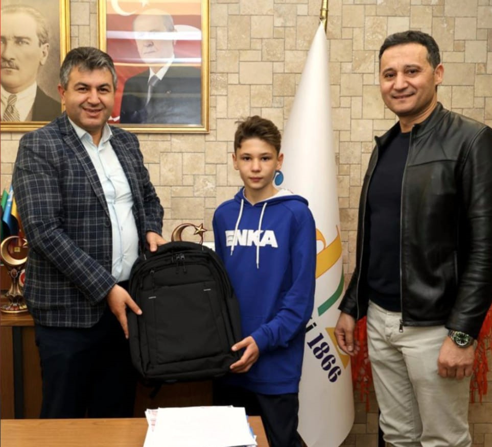 ŞAMPİYON SPORCU BAŞKAN AKEL’İ ZİYARET ETTİ