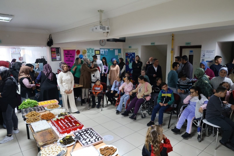 ÖZEL ÇOCUKLARDAN ÖĞRETMENLERİNE KUTLAMA