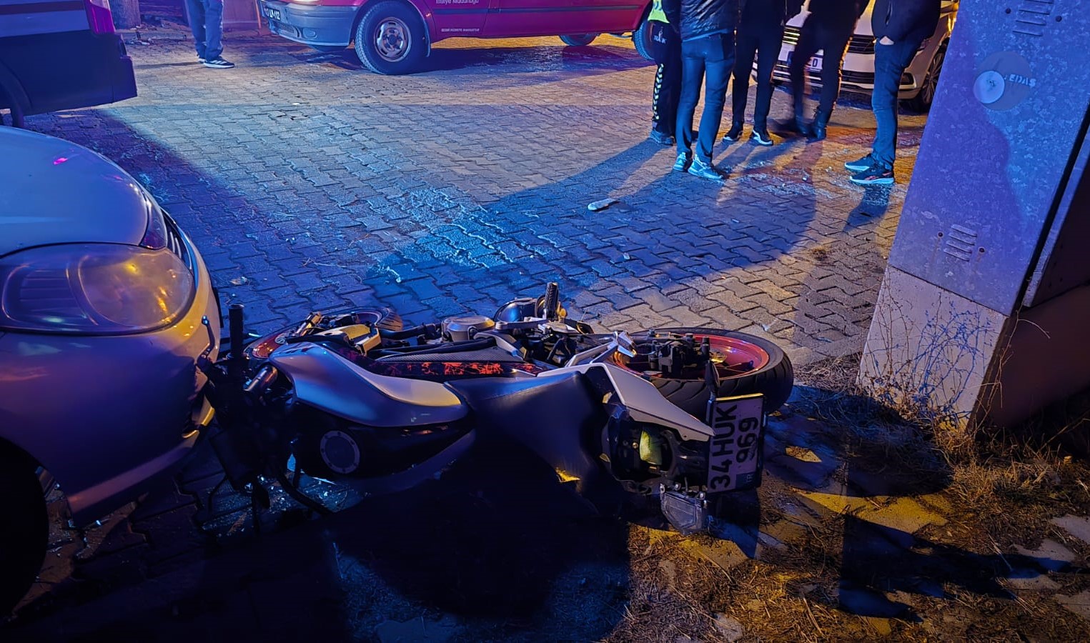 GEDİZ’DE MOTOSİKLET VE OTOMOBİL ÇARPIŞTI, 1 YARALI