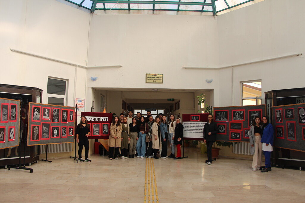 Gediz’de Cumhuriyet Bayramı Coşkusu: MYO Öğrencilerinden Cumhuriyet’in 101. Yılına Özel Sanat Sergisi