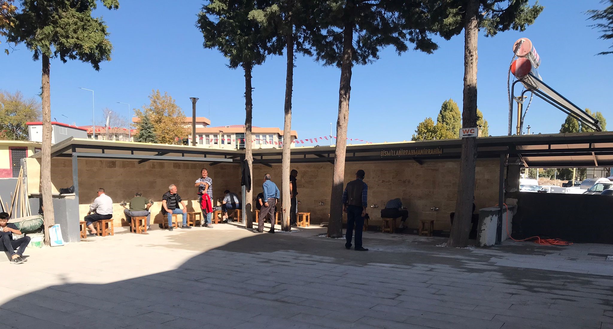 Gediz’de Pazaryeri Esnafından Örnek Dayanışma: Kadir Çırak Camii’ne Yeni Şadırvan ve Bahçe Düzenlemesi Yapıldı
