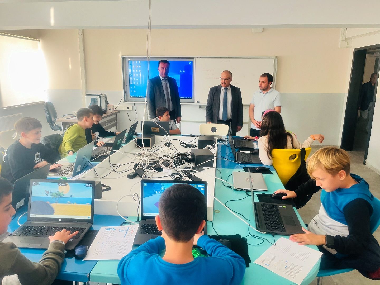 İLÇE MİLLİ EĞİTİM MÜDÜRÜ BAHADUR, “ÖĞRENCİLERİMİZE SADECE TEKNİK BECERİ DEĞİL, AYNI ZAMANDA PROBLEM ÇÖZME VE ANALİTİK DÜŞÜNME GİBİ DEĞERLİ YETENEKLER KAZANDIRIYOR”