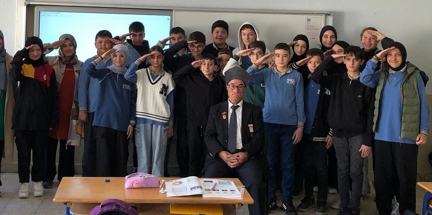 Gediz Sağlık Hizmetleri Meslek Yüksekokulu Ek Bina İnşaatı İçin Yardım Kampanyası Başlatıldı Kütahya’nın Gediz ilçesinde 5 Kasım’da temeli atılan Gediz Sağlık Hizmetleri Meslek Yüksekokulu ek bina inşaatı için destek kampanyası başlatıldı. Gediz Belediyesi, Gediz Ticaret ve Sanayi Odası, Sağlık Hizmetleri Meslek Yüksekokulu Müdürlüğü ve Gediz Organize Sanayi Bölgesi Başkanlığı’nın katkılarıyla düzenlenen bu kampanya, eğitim ve sağlık alanında önemli bir proje olarak dikkat çekiyor. Toplanacak yardımlar, Sağlık Hizmetleri Meslek Yüksekokulu yaptırma ve Yaşatma Derneği aracılığıyla ek binanın yapımında kullanılacak. Yapılacak bağışların, eğitime katkı olarak değerlendirildiğinde vergiden düşürülebilmesi, destekçilerin katkılarını teşvik ediyor. Bu kampanya ile ilçedeki sağlık eğitim altyapısının güçlendirilmesi ve gelecekteki sağlık profesyonellerinin daha donanımlı eğitim alması hedefleniyor. Gediz’deki vatandaşlar, eğitim ve sağlık sektörüne katkı sağlamak isteyen iş insanları ve hayırseverlerin destekleri ile inşaatın kısa sürede tamamlanması bekleniyor.