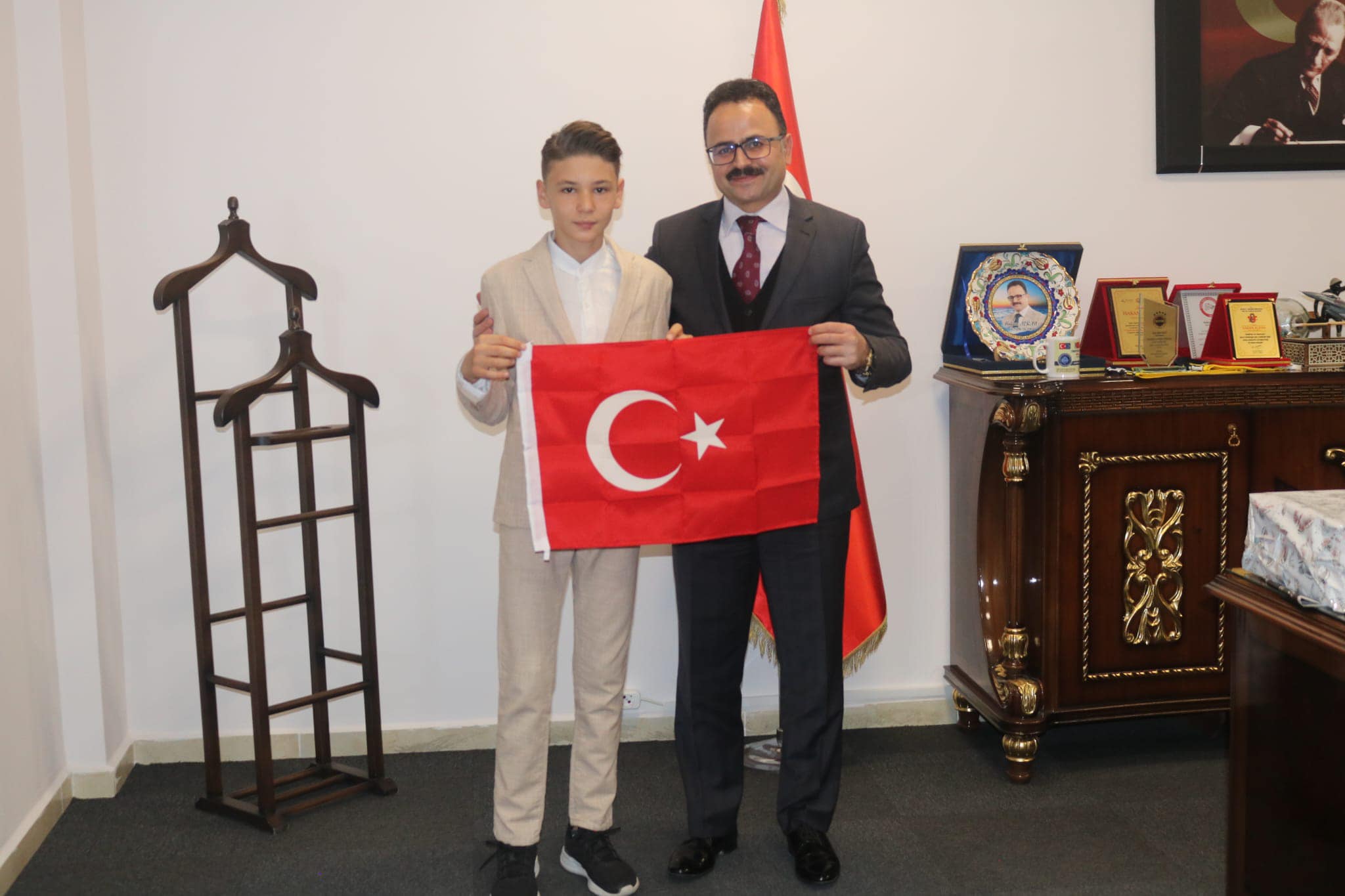 Gediz Kaymakamı Hakan Alkan, Türkiye Şampiyonu Mert Ali Karaoğlan’ı Makamında Ağırladı