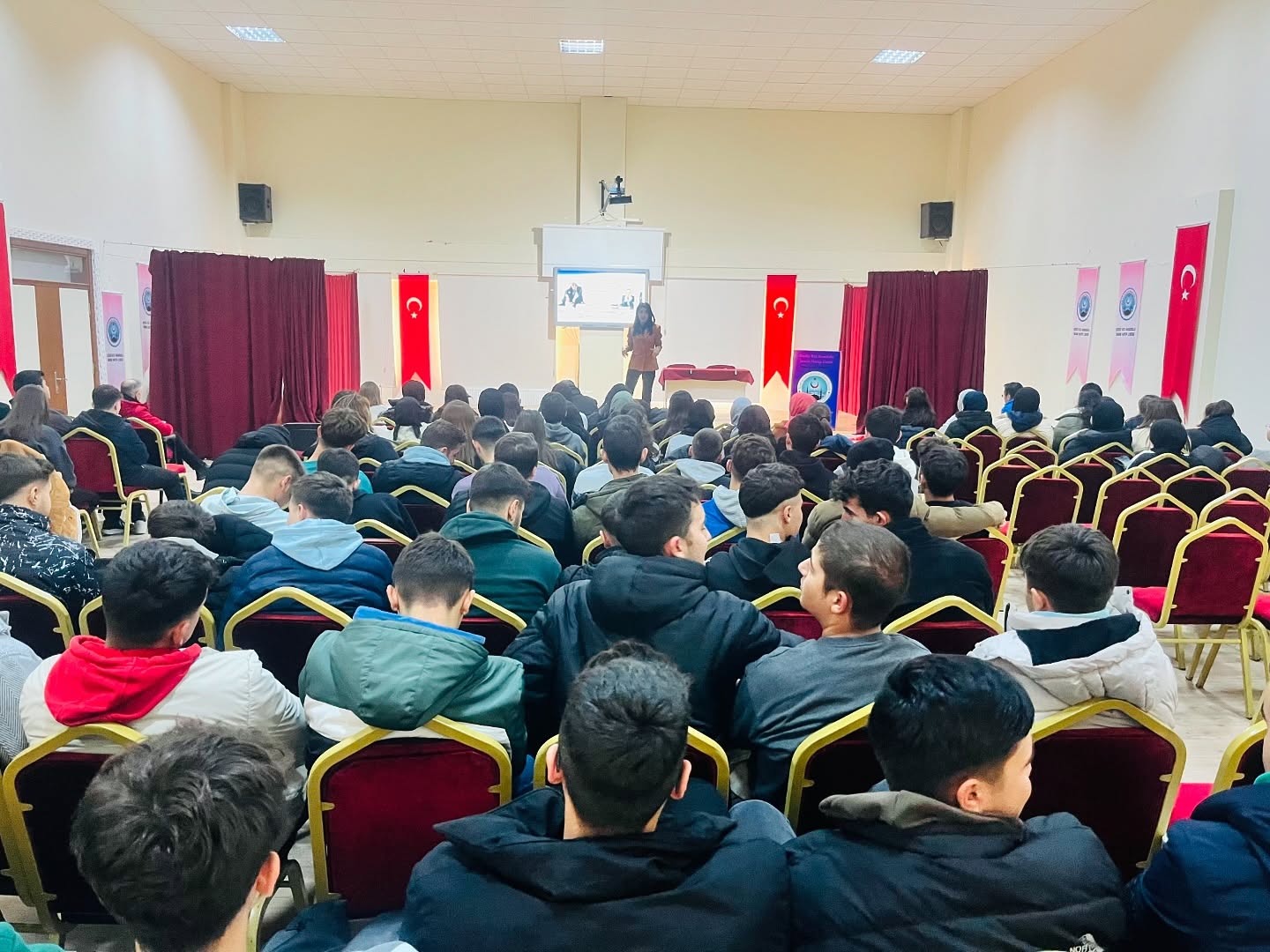 Gediz’de 12. Sınıf Öğrencilerine “Girişimcilik Eğitimi” Semineri Düzenlendi