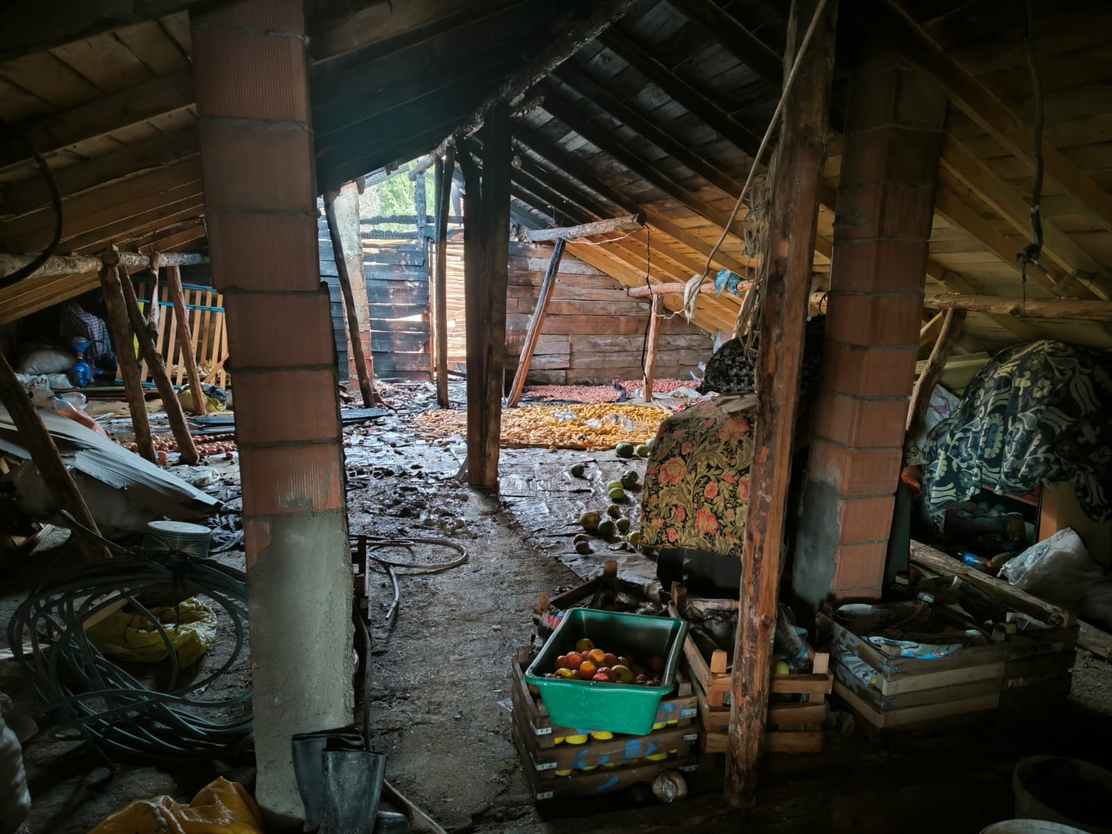 Gediz Gökler Beldesi’nde Çatı Yangını Paniğe Neden Oldu