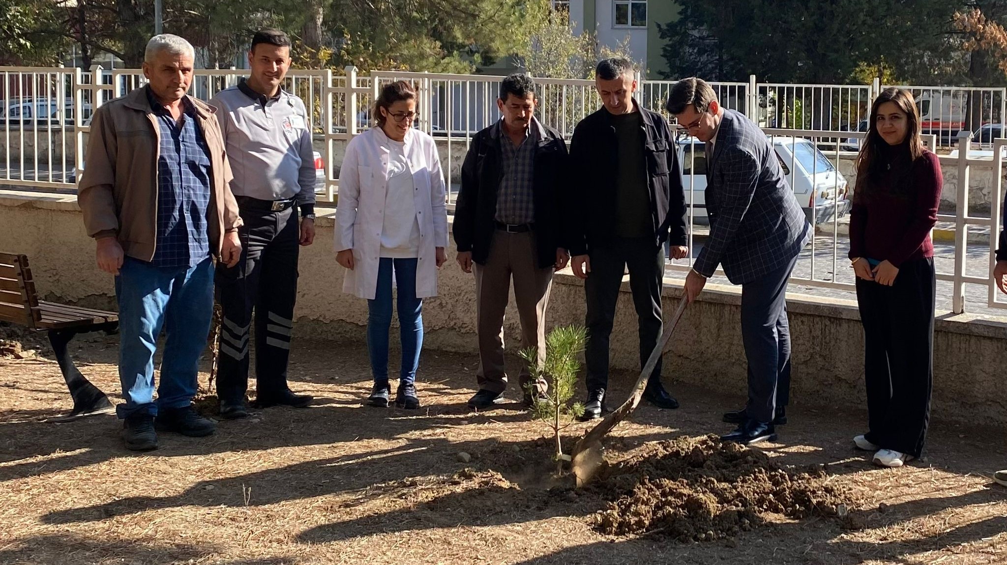 Gediz İlçe Sağlık Müdürlüğü, 11 Kasım Milli Ağaçlandırma Günü’nde Fidan Dikimi Gerçekleştirdi