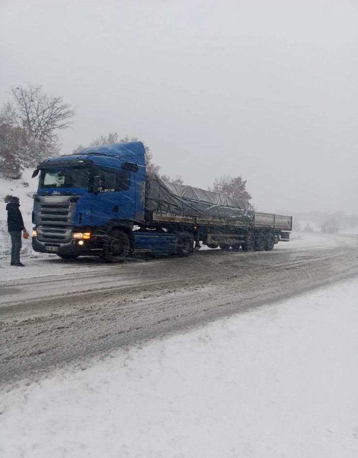 Gediz-Kütahya Karayolu’nda Araçlar Yolda Kaldı
