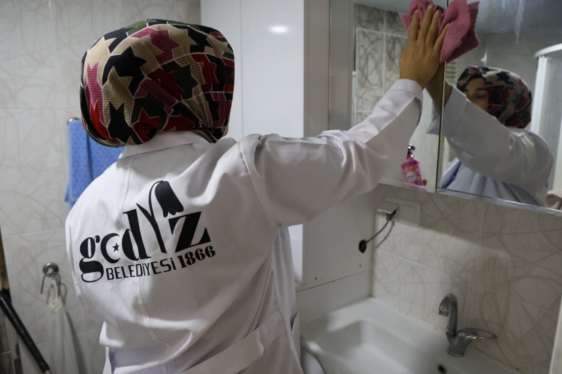 Gediz Belediyesi’nden Örnek Hizmet: Ücretsiz Evde Temizlik Hizmeti Başladı