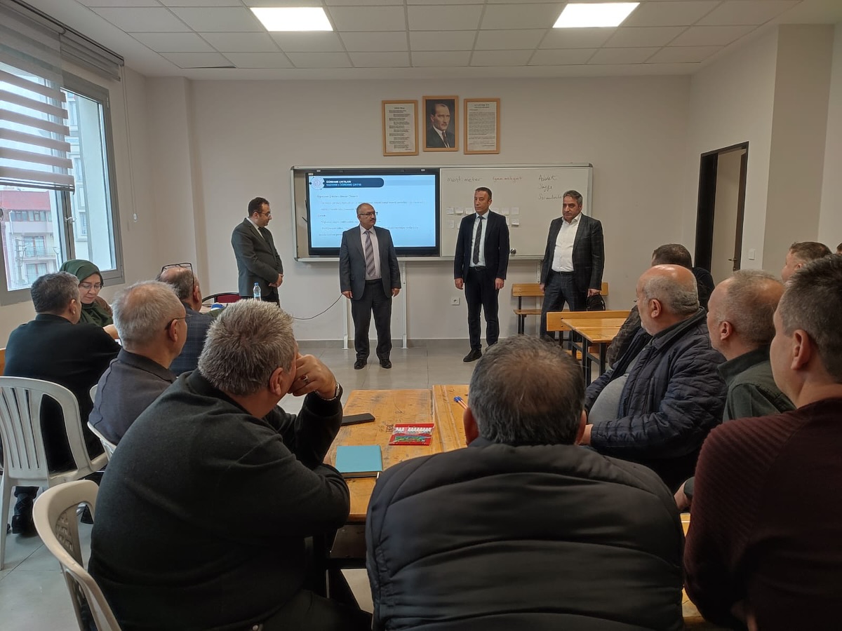 Gediz’de Okul Müdürlerine Yönelik Öğretim Liderliği Semineri Verildi