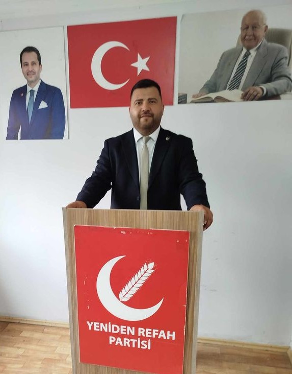 Uşak’ta “Murat Dağı Madenlere Kapatılsın” Paneli Düzenlenecek Murat Dağı’nın madenlere kapalı alan ilan edilmesi amacıyla düzenlenecek olan “Murat Dağı Madenlere Kapatılsın” paneli, çevre duyarlılığına dikkat çekmek ve kamuoyunu bilinçlendirmek için önemli bir etkinlik olarak 14 Aralık 2024 Cumartesi günü Uşak Atatürk Kültür Merkezi’nde (AKM 1 No.lu Salon) gerçekleşecek. TEMA Vakfı’nın katkıları ve Uşak Belediyesi’nin desteğiyle düzenlenecek panel, bölgedeki çevre mücadelesine yeni bir ivme kazandırmayı hedefliyor. Program, çevre ve doğa koruma konusunda uzman isimlerin katılımıyla gerçekleştirilecek. Açılış konuşmalarını, Murat Dağı Yok Olmasın Platformu Temsilcisi Prof. Barış Metin ve TEMA Vakfı Yönetim Kurulu Başkanı Deniz Ataç yapacak. Panelde TEMA Vakfı Genel Müdür Yardımcısı Hikmet Öztürk “Madenlere Kapalı Alan Nedir?” başlığı altında bilgilendirici bir sunum gerçekleştirecek. Dr. Adnan Çobanoğlu, madenciliğin tarıma ve gıdaya ulaşım üzerindeki etkilerini ele alacak. TEMA Vakfı Yönetim Kurulu Üyesi Prof. Mehmet Özalp, Türkiye’de madencilik uygulamalarının geldiği noktayı ve çevreye verdiği zararları açıklarken, Gazeteci-Yazar İbrahim Gündüz ise madenciliğin yarattığı ekolojik yıkımları örneklerle anlatacak. Programın devamında, toplumsal mücadelelerin çevre hakkı üzerindeki önemini vurgulamak için bir forum düzenlenecek. Forumda, Fatsa Doğa ve Çevre Derneği Başkan Yardımcısı Alaaddin Yılmazer, Cerattepe’de yürütülen çevre mücadelesinin başarıya ulaşma sürecini aktaracak. Yeşil Artvin Derneği Yönetim Kurulu Başkanı Nur Neşe Karahan ise çevre mücadelelerinin sürekliliğinin kazanımlar üzerindeki etkisine değinecek. Murat Dağı, Batı Anadolu’nun su kaynaklarının doğduğu ve beslendiği hayati bir bölge. Ancak yapılan araştırmalar Kütahya’nın %90’ı ve Uşak’ın %80’inden fazlasının altın, gümüş, nikel gibi IV. grup madenlere ruhsatlı olduğunu ortaya koyuyor. Bu madenlerin su kaynaklarına olan yoğun ihtiyaçları, özellikle küresel iklim krizinin etkilerinin de hissedildiği günümüzde, tarım alanları ve su havzaları için ciddi bir tehdit oluşturuyor. Murat Dağı Yok Olmasın Platformu Sözcüsü Funda Öz Akçura, Murat Dağı’nın korunmasının sadece bölge halkı için değil, Batı Anadolu’nun ekolojik dengesi için de hayati önemde olduğunu ifade ederek, bu panelin kamuoyunda madenlere kapalı alan kavramını daha görünür hale getirmeyi amaçladığını belirtti. TEMA Vakfı’nın hazırladığı raporlar, Murat Dağı’nın stratejik önemini ve maden faaliyetlerinin yaratacağı tehditleri açıkça gözler önüne seriyor. Bu nedenle, düzenlenecek panelin amacı, Murat Dağı’nın “Madenlere Kapalı Alan” ilan edilmesi için toplumsal bilinci artırmak ve mücadeleyi güçlendirmek. Tüm çevre duyarlılığına sahip vatandaşlar, bölgenin doğal yapısını koruma mücadelesine destek olmak için bu anlamlı panele davet ediliyor. Bu etkinlik, su ve gıda hakkını savunmak adına güçlü bir toplumsal hareketin başlangıcı olma niteliği taşıyor.