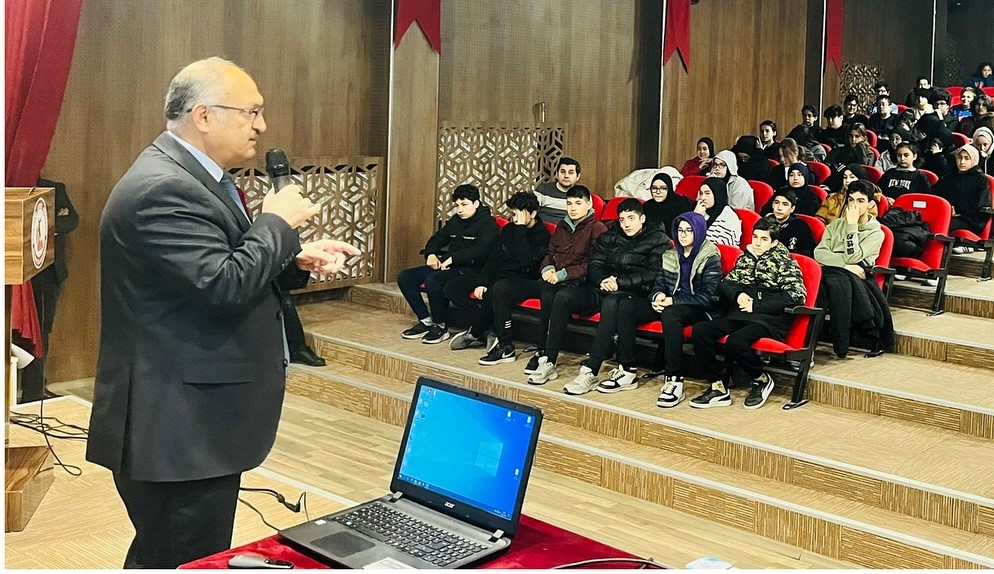 GEDİZ’DE LGS HAZIRLIK SEMİNERİ DÜZENLENDİ