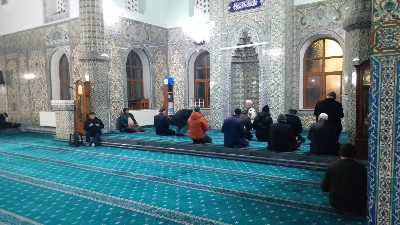 GEDİZ’DE AİLELER NAMAZDA BULUŞTU FİLİSTİN İÇİN DUALAR EDİLDİ