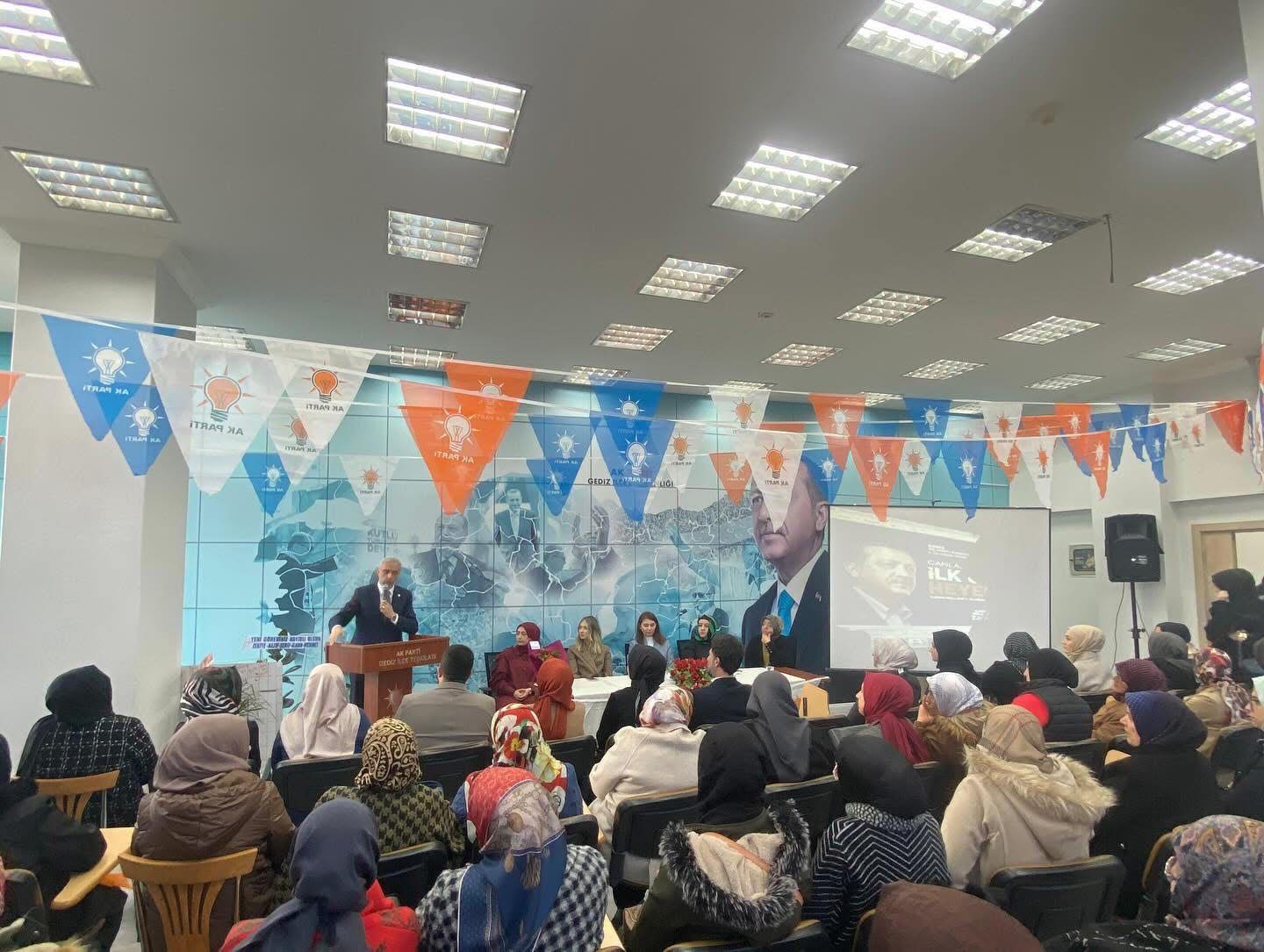 GEDİZ AK PARTİ TEŞKİLATI MUHTARLARLA İSTİŞARE TOPLANTISI GERÇEKLEŞTİRDİ Kütahya’nın Gediz ilçesinde, AK Parti İlçe Başkanı Osman Yılmaz ve İl Genel Meclisi Üyesi Bünyamin Özer, köylerde yaşanan sıkıntıları yerinde görmek ve eksikleri tespit etmek amacıyla köy muhtarlarıyla istişare toplantıları düzenledi. Bu kapsamda ilk olarak Kıranköy’e giden Osman Yılmaz ve Bünyamin Özer, Köy Muhtarı Mustafa Avseven’in ev sahipliğinde, Akkaya Köyü Muhtarı Kudret Aymaz, Yeşilova Köyü Muhtarı İsmail Korkmaz, Aşıkpaşa Köyü Muhtarı Ali Alkan, Değirmenköy Muhtarı Mehmet Şener, Soğuksu Köyü Muhtarı İsmail Hakkı Dinç, Kayaköy Muhtarı Mehmet Peker, Yeşilçay Köyü Muhtarı Üzeyir Keskin, Köpenez Köyü Muhtarı Ali Aydoğdu ve Saruhanlar Köyü Muhtarı Özay Yağız ile bir araya geldi. Toplantıda köylerin sorunları ve ihtiyaçları üzerine görüş alışverişinde bulunulurken, Osman Yılmaz, “Kıymetli muhtarlarımıza teşekkür ediyoruz. Sizlerin taleplerini ve isteklerini yakından takip edeceğiz. Gidilmedik köy, uğranmadık mezra bırakmayacağız” dedi. İkinci bir toplantı ise Göynükören Köyü’nde düzenlendi. Göynükören Köyü Muhtarı Nihat Bektaş’ın ev sahipliğinde, Kurtçam Köyü Muhtarı Nuri Barış, Ilıcasu Köyü Muhtarı Menderes Kuş, Alikahya Köyü Muhtarı Adnan Yıldırım, Karabacaklar Köyü Muhtarı Cengiz Doğan ve Abide Köyü Muhtarı Kemal Aslan ile bir araya gelindi. Bu toplantıda da muhtarların talepleri dinlenerek çözüm önerileri üzerinde duruldu. Osman Yılmaz, muhtarlarla olan istişare toplantılarının köylerdeki sorunları daha iyi anlamak ve çözüme kavuşturmak adına önemli olduğunu vurguladı. AK Parti Gediz İlçe Teşkilatı’nın köylerin ihtiyaçlarına yönelik çalışmalarına devam edeceği ifade edildi.