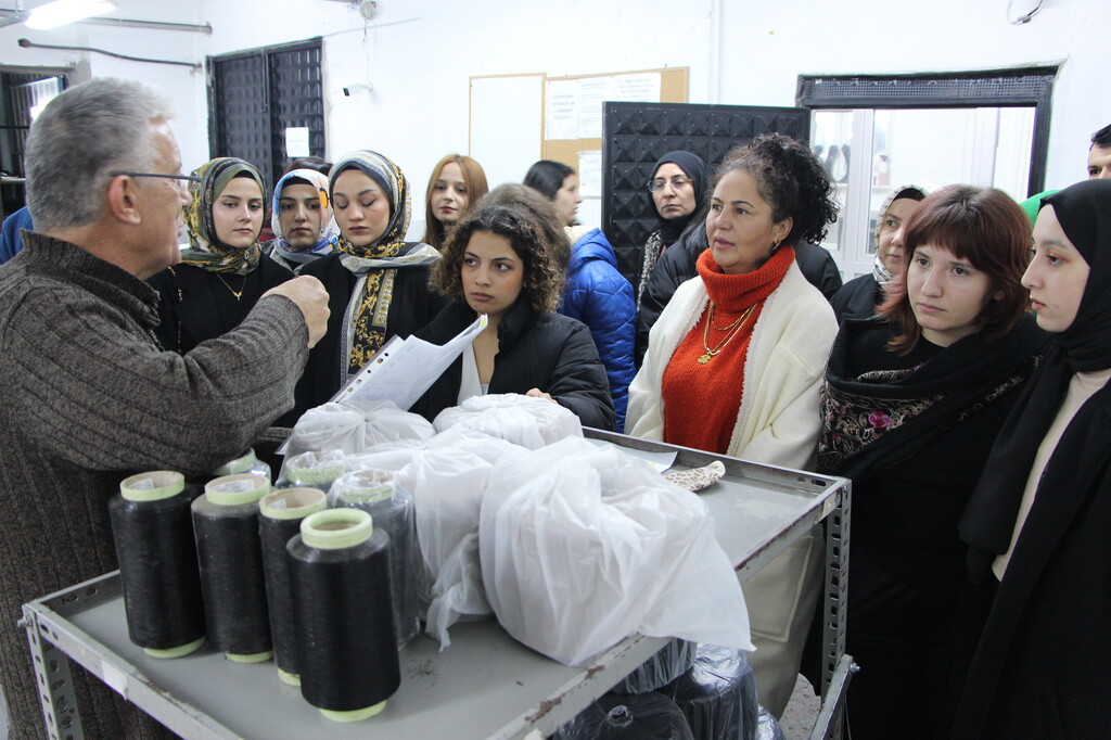 GEDİZ MYO MODA TASARIMI ÖĞRENCİLERİNDEN AYTUĞ ÇORAP FABRİKASINA TEKNİK GEZİ