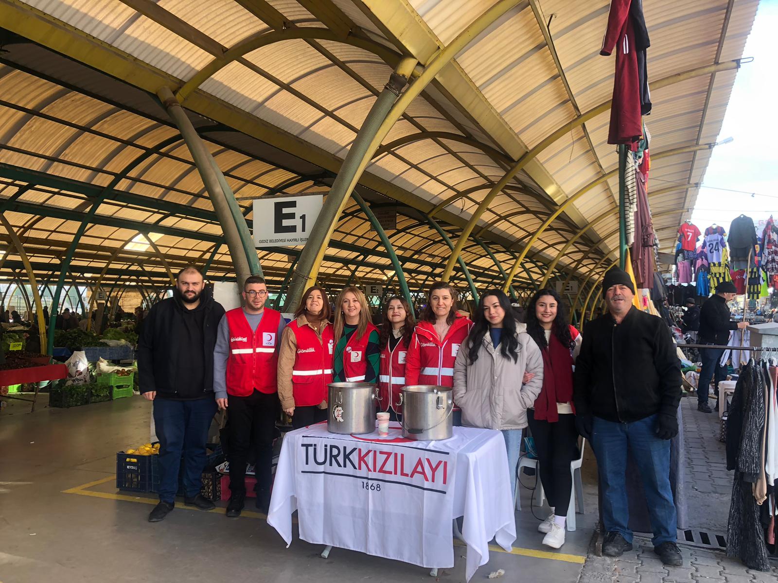 Genç Kızılay Gediz Gönüllüleri, Pazaryerinde Çorba İkramı ile Gönülleri Isıttı