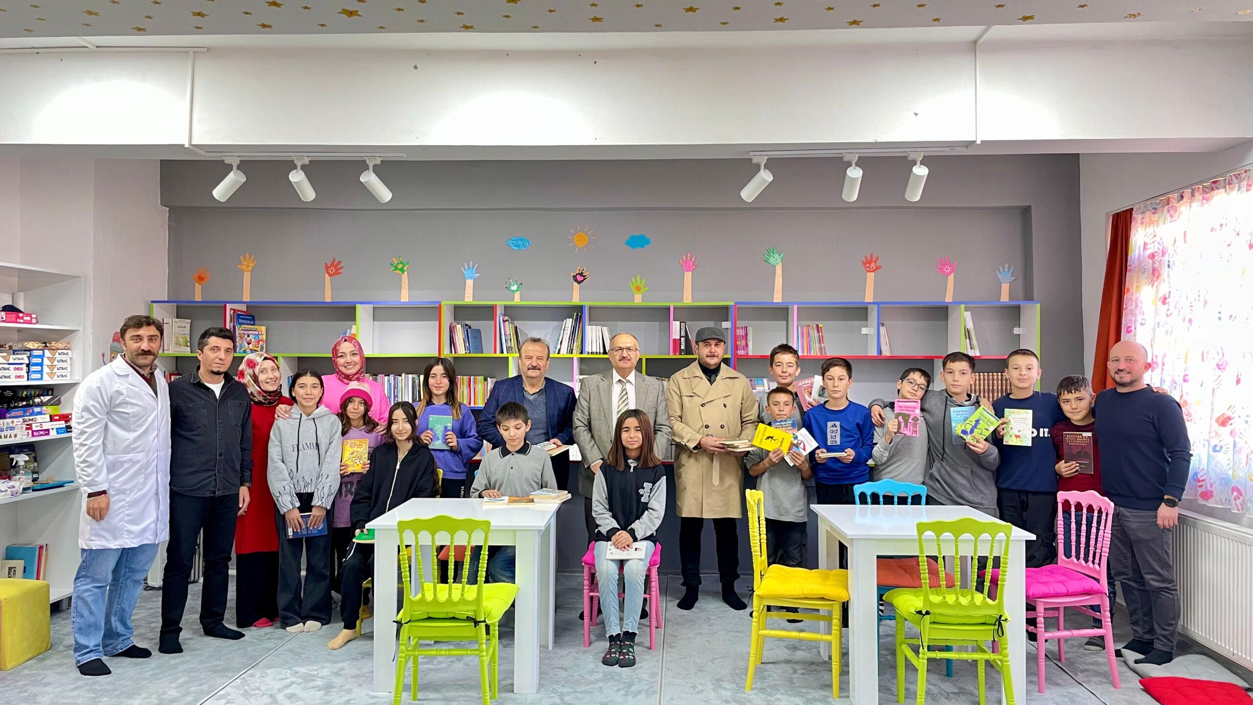 Zeki Aktürk’ten Üzümlü Ortaokuluna Kitap Bağışı