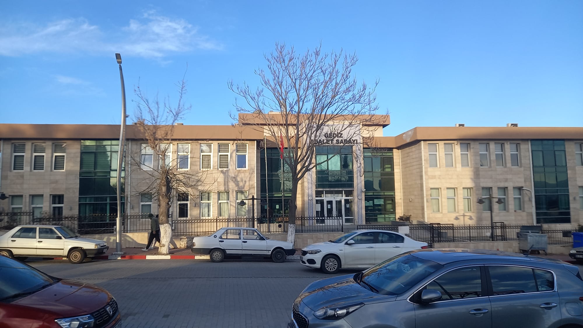 GEDİZ’DE DOLANDIRICILAR VATANDAŞI MAĞDUR ETTİ