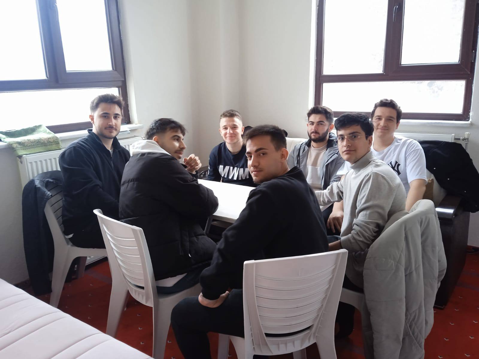 GEDİZ’DE ÜNİVERSİTE ÖĞRENCİLERİNE SINAV DESTEĞİ: DİYANET GENÇLİK MERKEZİ YANLARINDA