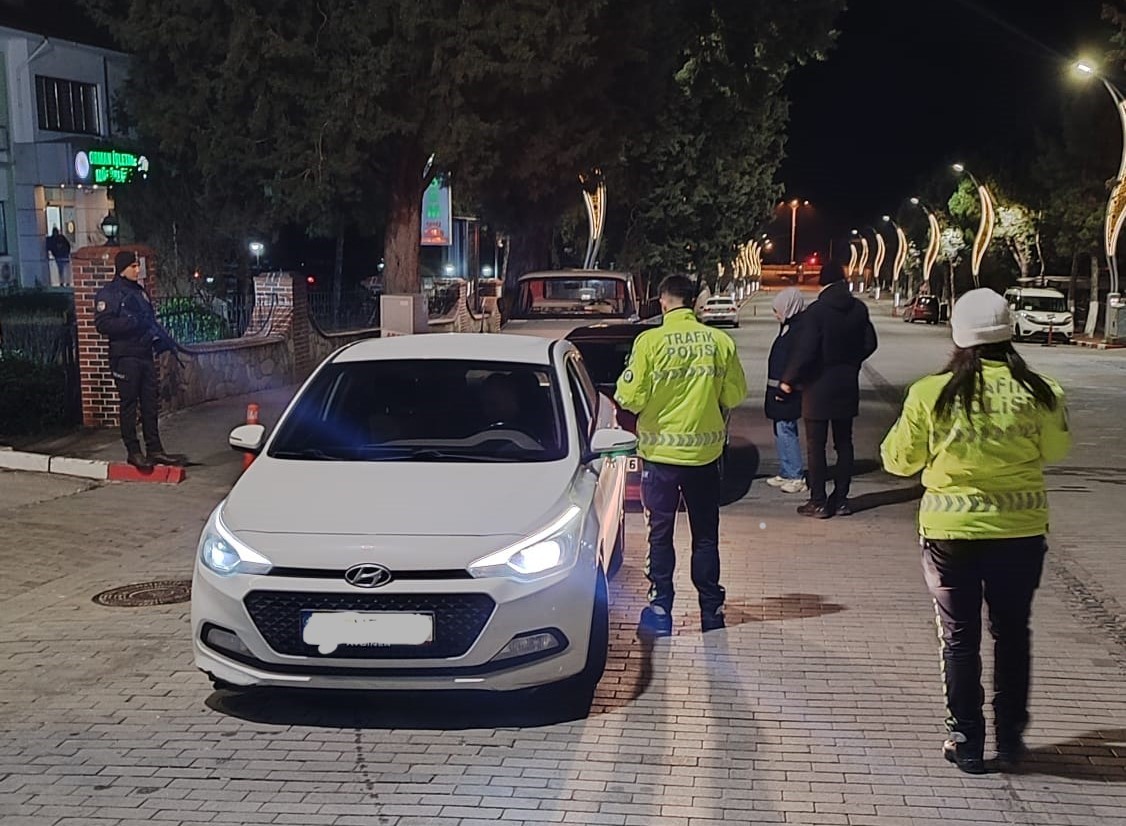 GEDİZ’DE YENİ YIL ÖNLEMLERİ: EMNİYET EKİPLERİNDEN YOĞUN DENETİM