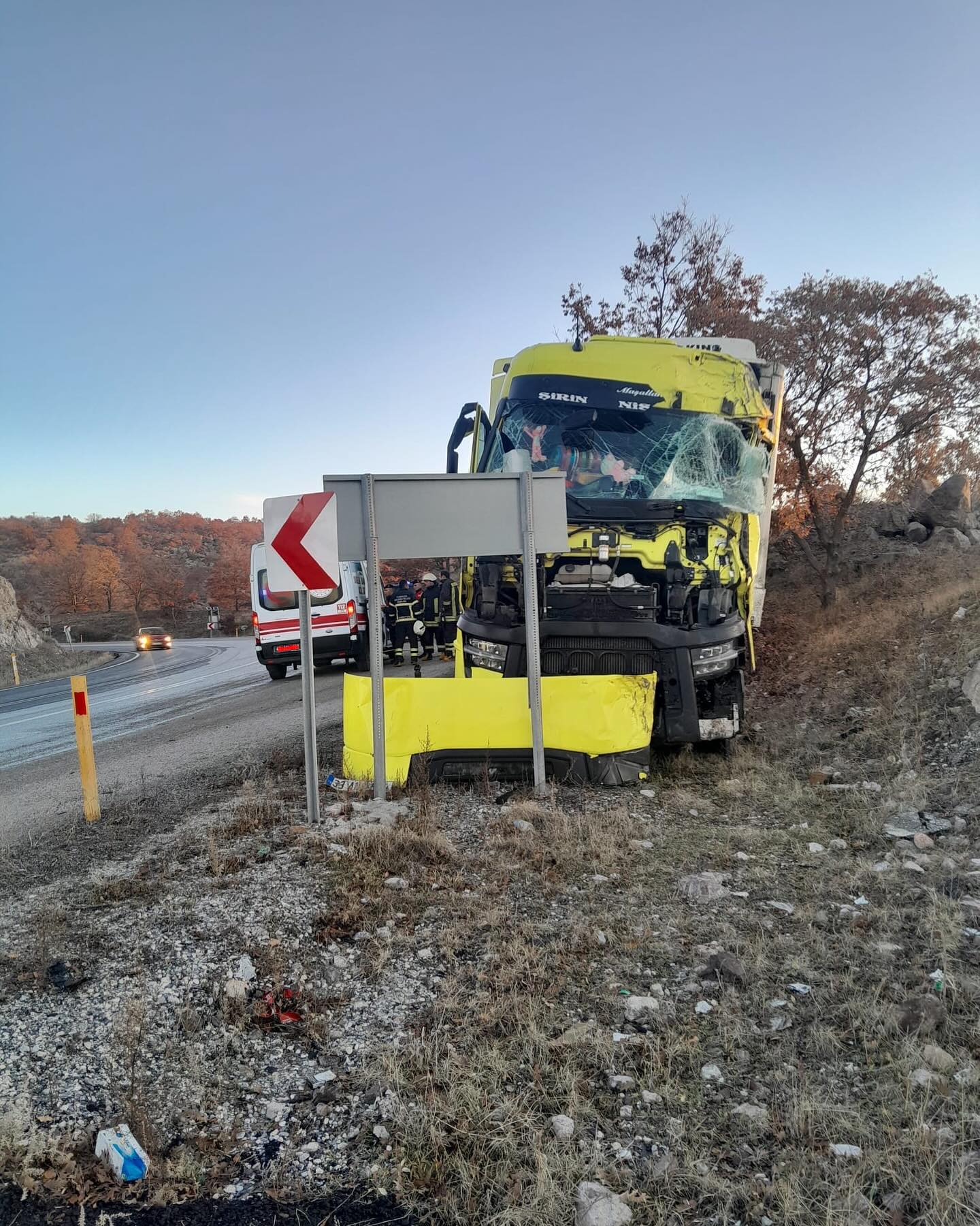 VİRAJI ALAMAYAN TIR KAZA YAPTI 1 YARALI