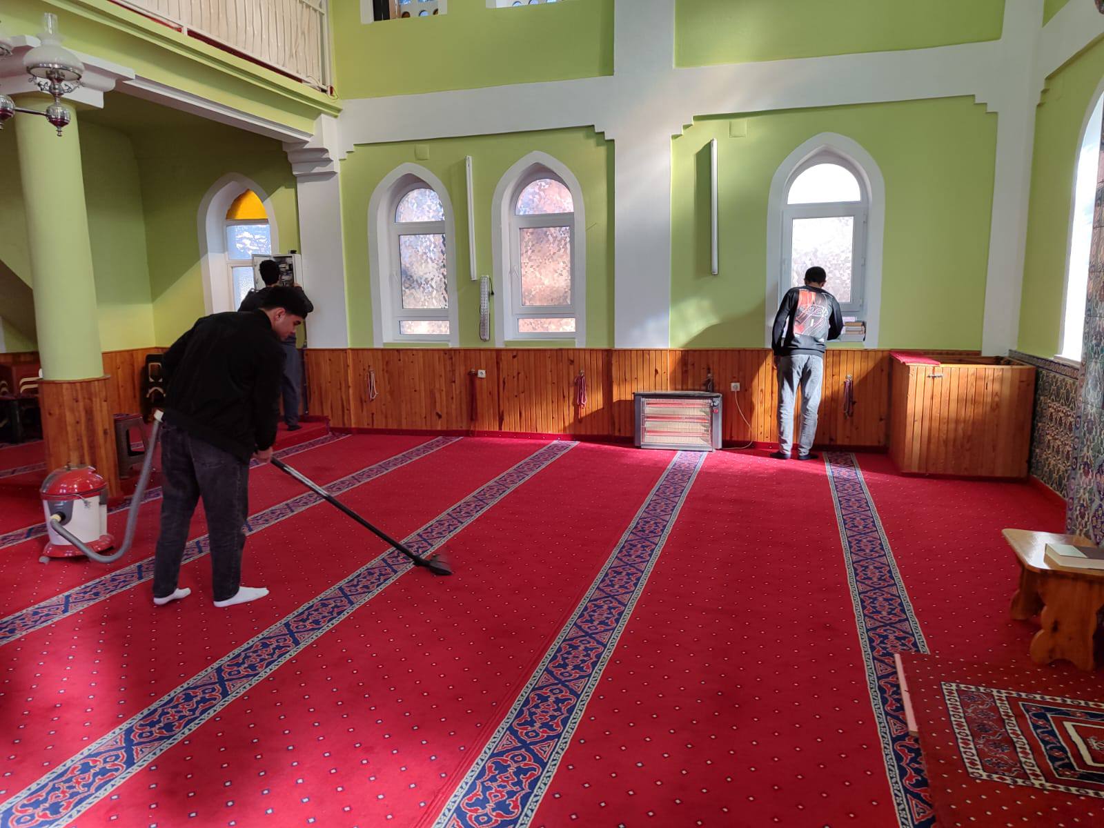 GEDİZ’DE ÜNİVERSİTELİ GENÇLERDEN ÖRNEK DAVRANIŞ: UĞURLUCA KÖYÜ CAMİİ’Nİ TEMİZLEDİLER