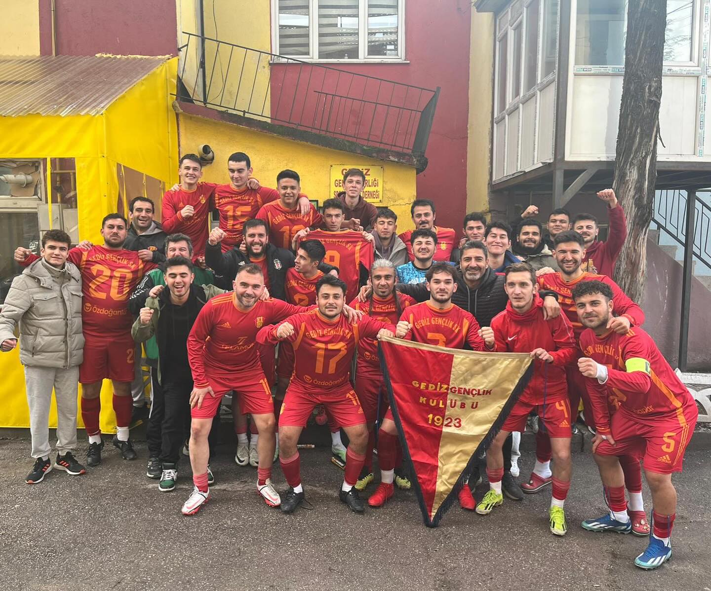 GEDİZ GENÇLİK SPOR ŞAMPİYONLUĞUNU İLAN ETTİ