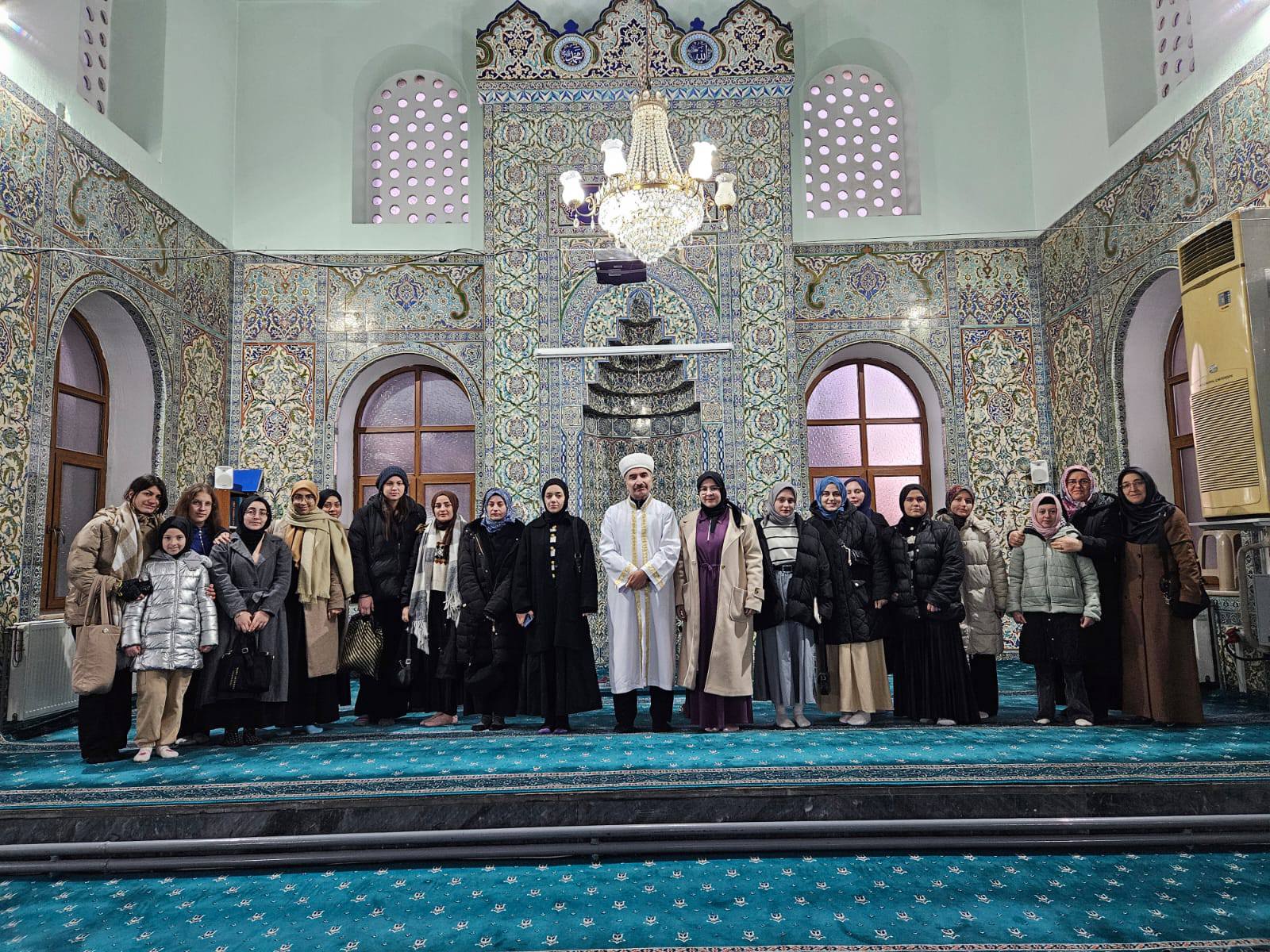 Gediz’de Yılın İlk Sabah Namazı Buluşması: “Şehirlerin Kalbi Camilerde Buluşuyor”