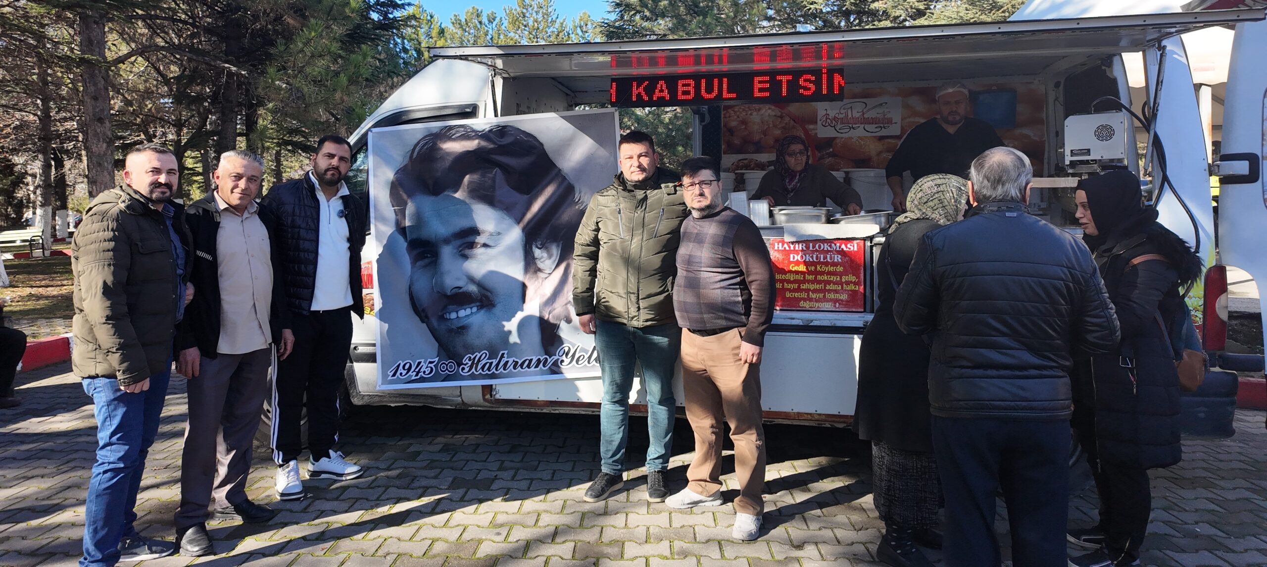 GEDİZ’DE FERDİ TAYFUR HAYRANLARINDAN LOKMA HAYRI