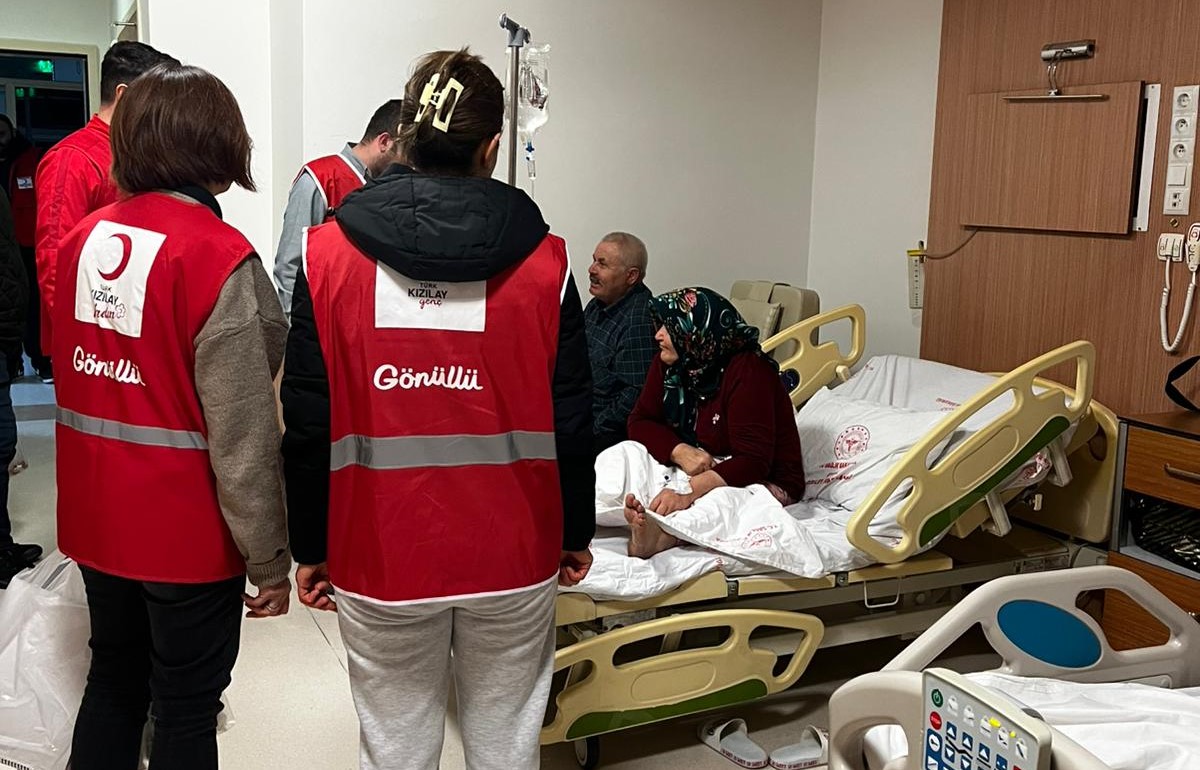 GENÇ KIZILAY GÖNÜLLÜLERİ GEDİZ DEVLET HASTANESİNDE YÜREKLERİ ISITTIGENÇ KIZILAY GÖNÜLLÜLERİ GEDİZ DEVLET HASTANESİNDE YÜREKLERİ ISITTI