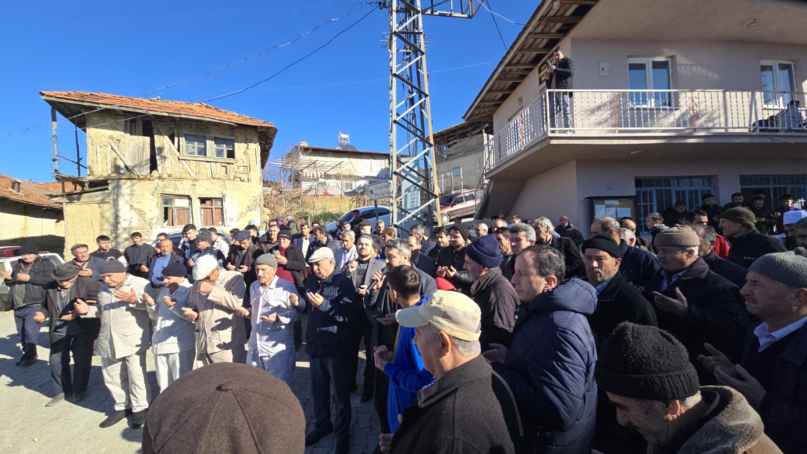 AKSAKLAR KÖYÜNDEN UMRE YOLCULUĞU BAŞLADI