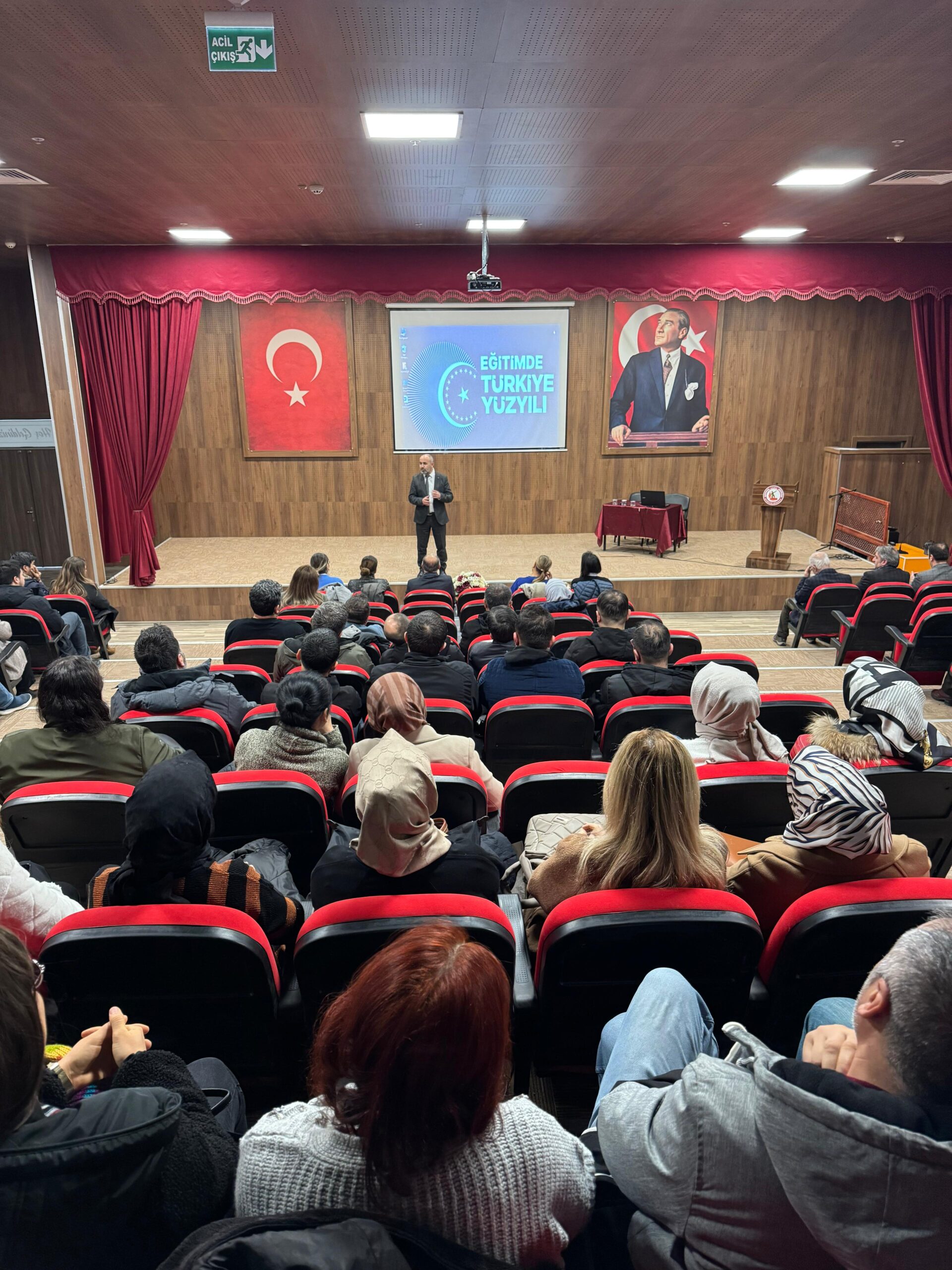 Gediz TSO Başkanı Vedat Öztürk, “Bölgemizin Potansiyelini En Üst Düzeye Çıkarmak Ve Halkımıza Hizmet Etmek İçin Var Gücümüzle Çalışmaya Devam Edeceğiz” Kütahya’nın Gediz ilçesinde, Ticaret ve Sanayi Odası (TSO) Başkanı Vedat Öztürk, yeni yıl dolayısıyla yayımladığı mesajında 2024 yılının tüm zorluklarına rağmen birlik ve dayanışma ile önemli başarılar elde ettiklerini vurguladı. Öztürk, TSO üyelerine seslendiği açıklamasında, “Sizlerin de katkıları ve emekleriyle Gediz’in ekonomik, ticari ve sosyal hayatını daha da ileriye taşımanın gururunu yaşıyoruz. Yeni bir yıl, yeni umutlar ve hedeflerle dolu bir başlangıçtır. 2025 yılında da üyelerimizin gelişimine destek olmak, bölgemizin potansiyelini en üst düzeye çıkarmak ve halkımıza hizmet etmek için var gücümüzle çalışmaya devam edeceğiz” dedi. Vedat Öztürk, mesajının sonunda yeni yıl temennilerini dile getirerek, “Bu vesileyle, yeni yılın sizlere ve sevdiklerinize sağlık, mutluluk, huzur ve başarı getirmesini temenni ediyoruz. İş dünyamızın her alanında bereketli ve verimli bir yıl olması dileğiyle, mutlu yıllar dileriz” ifadelerini kullandı. Gediz Ticaret ve Sanayi Odası’nın 2025 yılında da bölge ekonomisine katkı sağlamak ve üyelerinin gelişimine destek olmak için projeler üretmeye devam edeceği belirtildi.