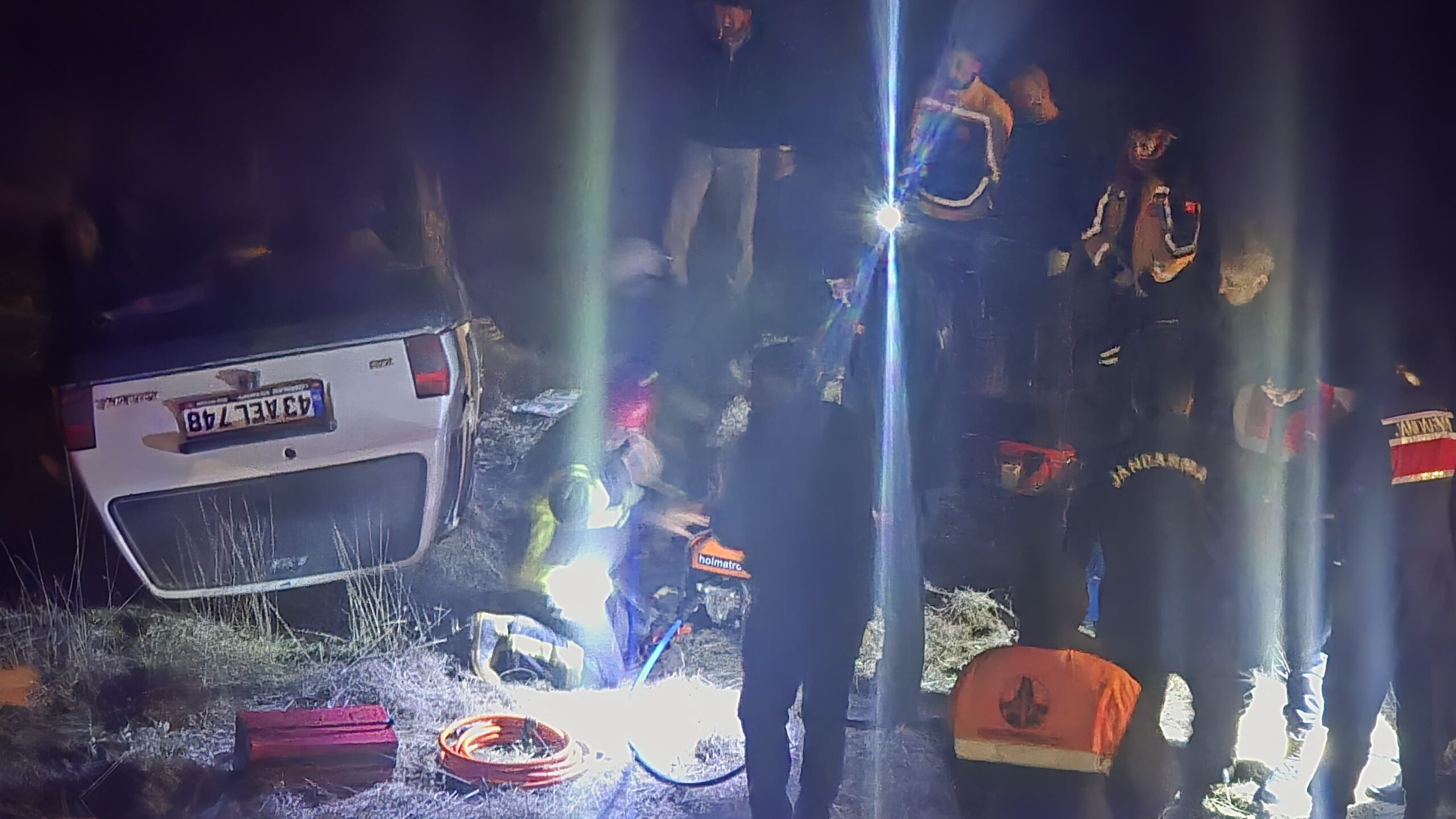 GEDİZ’DE OTOMOBİL DEREYE UÇTU; 3 YARALI