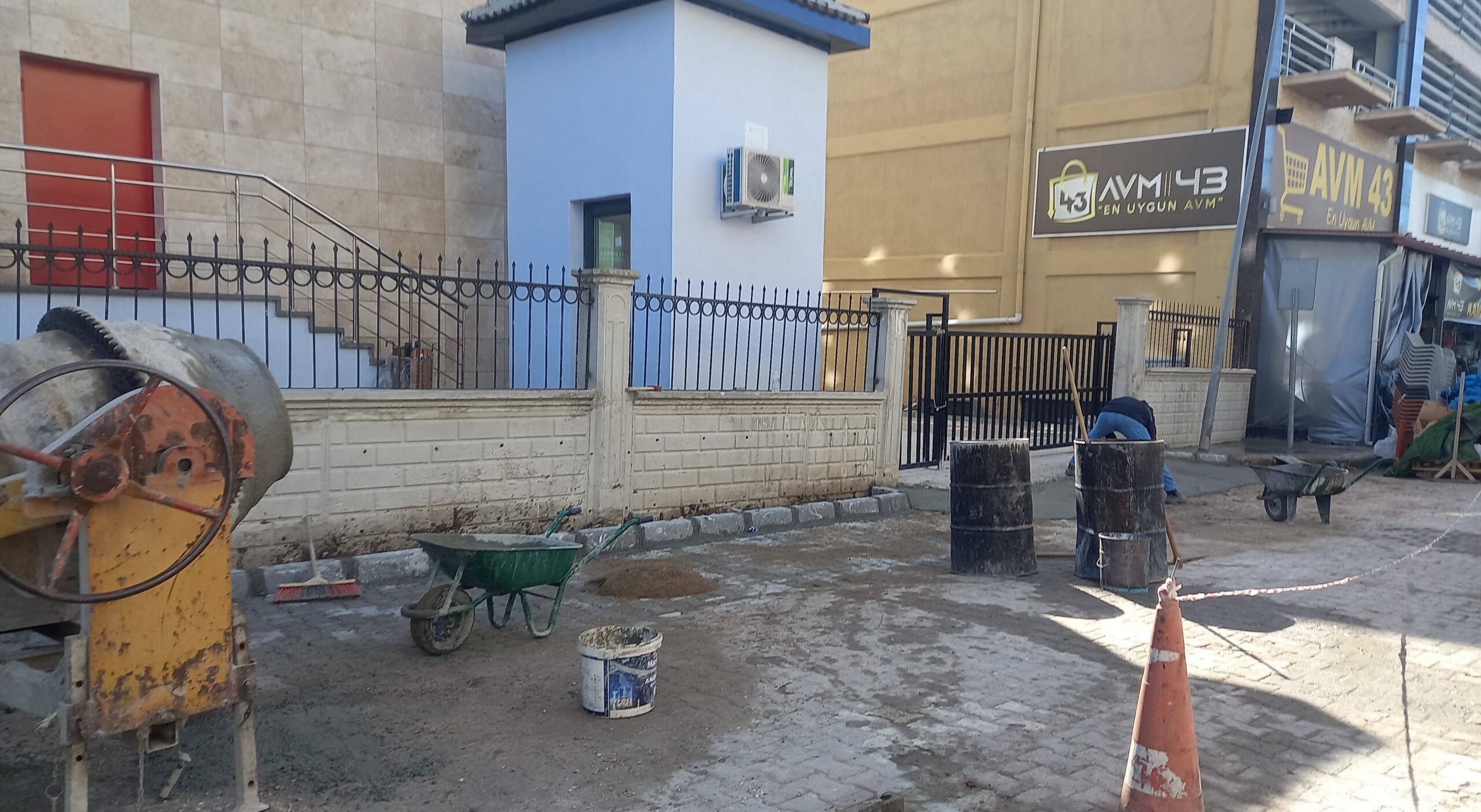 GEDİZ’DE YENİ HÜKÜMET KONAĞI ÇEVRESİNDE YOL VE ÇEVRE DÜZENLEME ÇALIŞMALARI SÜRÜYOR