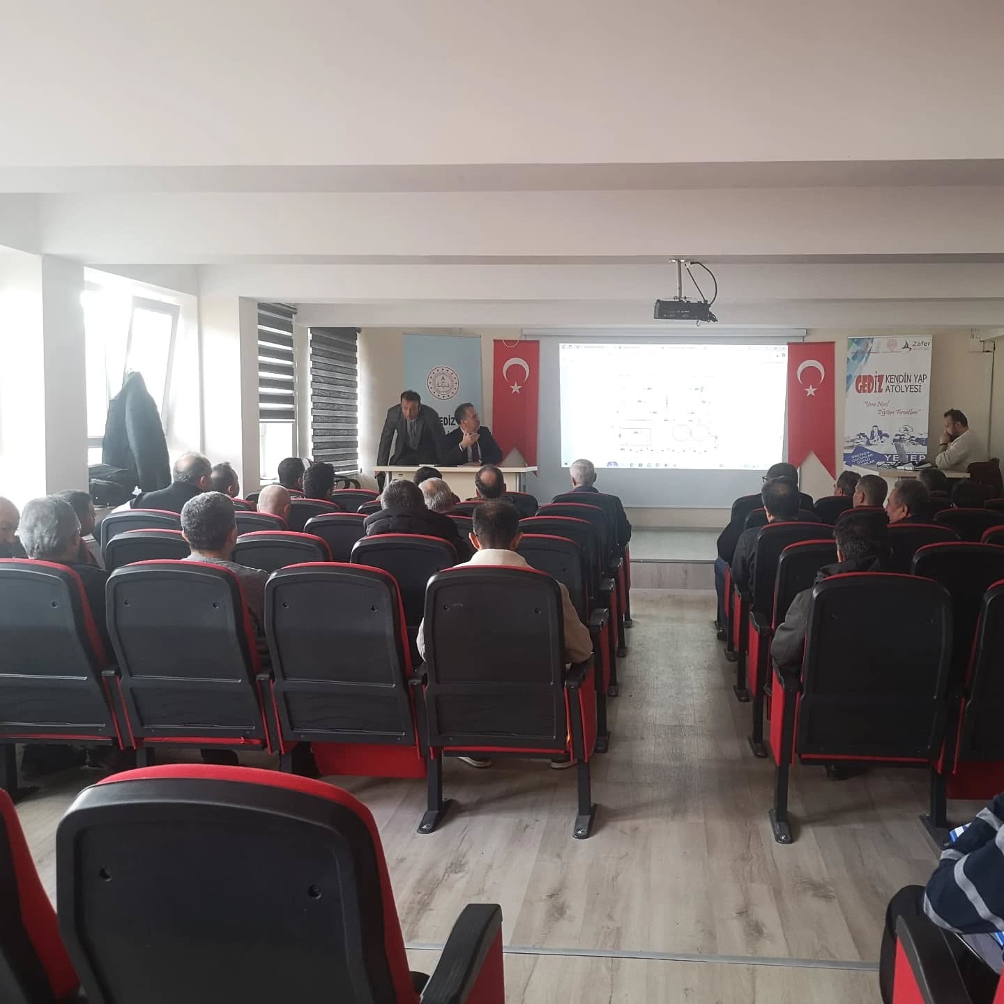 GEDİZ’DE SÜRÜCÜ KURSLARI İÇİN YENİ DÜZENLEMELER: BİLGİLENDİRME TOPLANTISI DÜZENLENDİ