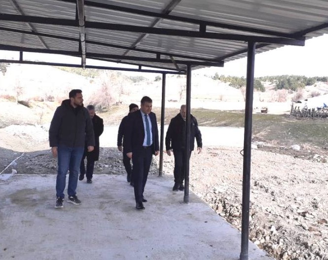 GEDİZ HACIBABA MAHALLESİ’NDE BELEDİYE ÇALIŞMALARI HIZ KESMEDEN DEVAM EDİYOR