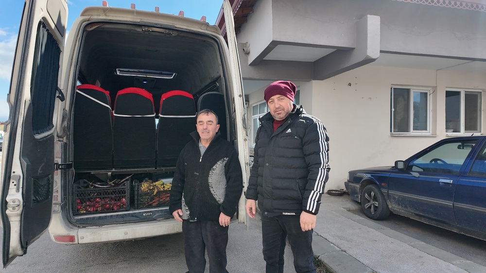 GEDİZLİ ESNAFTAN ÖRNEK DAVRANIŞ: İHTİYAÇ SAHİPLERİ İÇİN PAZARDAN TOPLADIĞI ÜRÜNLERİ BAĞIŞLIYOR