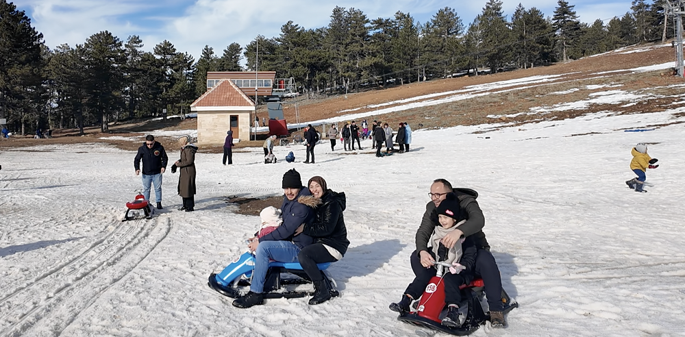 Sömestr tatilinde Murat Dağı Termal Kayak Merkezine akın ettiler